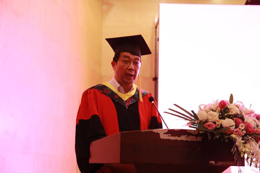 公司党委书记邰明松同志宣读《太阳网集团tcy87222019届四川省优秀毕业生、太阳网集团tcy8722优秀毕业研究生名单》。