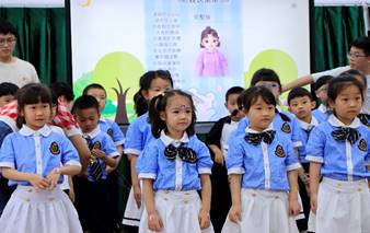 一群穿着白色衣服的小孩中度可信度描述已自动生成